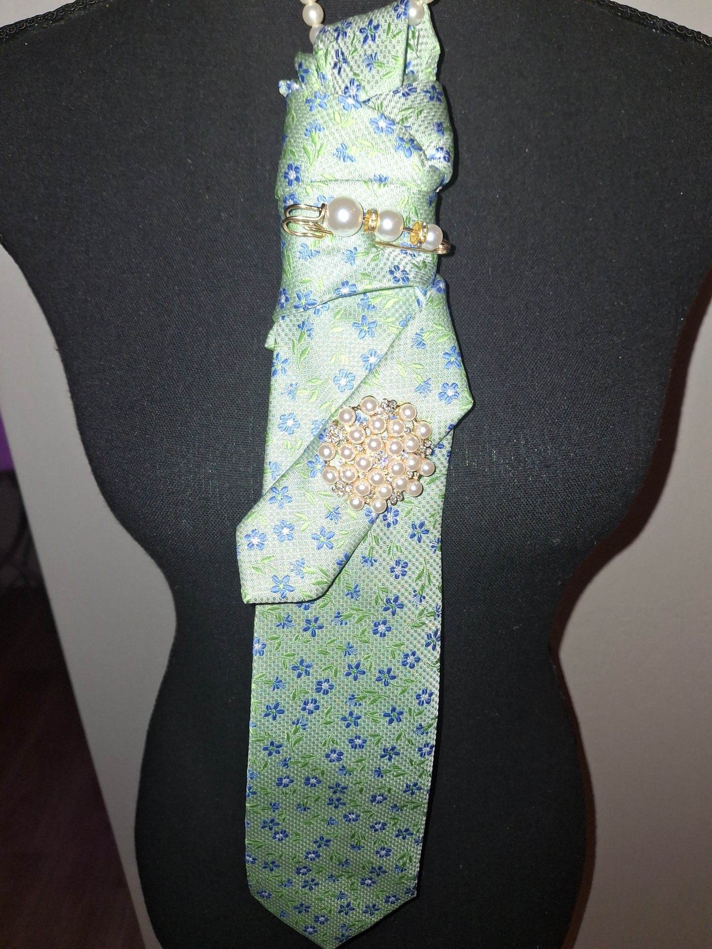 Unique Green pattern Tie with Brooch